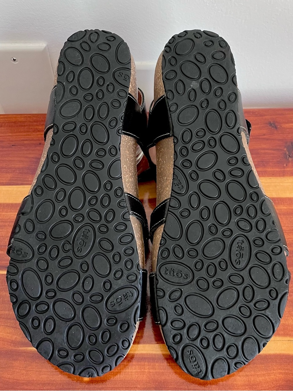 Taos Universe Sandals, size 9 - Picture 3 of 8